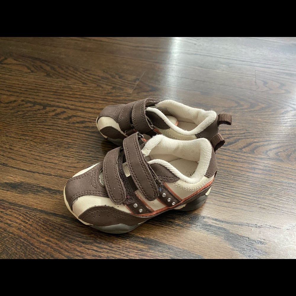 The Children’s Place sneakers size 7